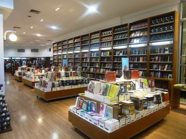 Crise prejudica livrarias e impulsiona venda de livros digitais
