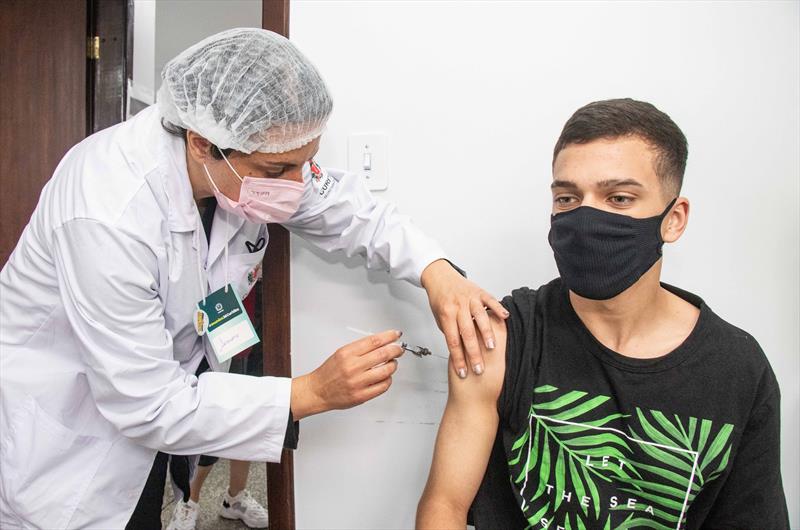 Adolescentes sem comorbidade passam a ser vacinados em Curitiba