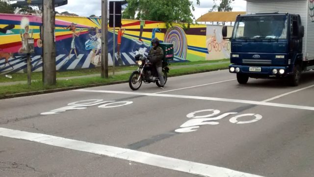 Curitiba testa faixa exclusiva para motos