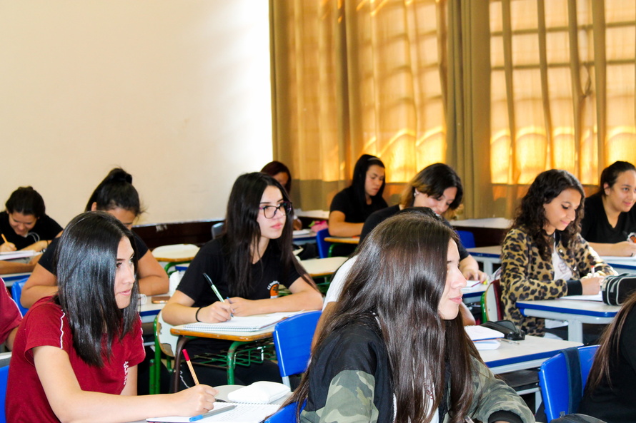 Estudantes iniciam aulas remotas na rede pública municipal de Curitiba