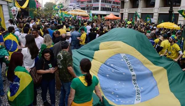 MBL faz manifestação com 500 pessoas em Curitiba