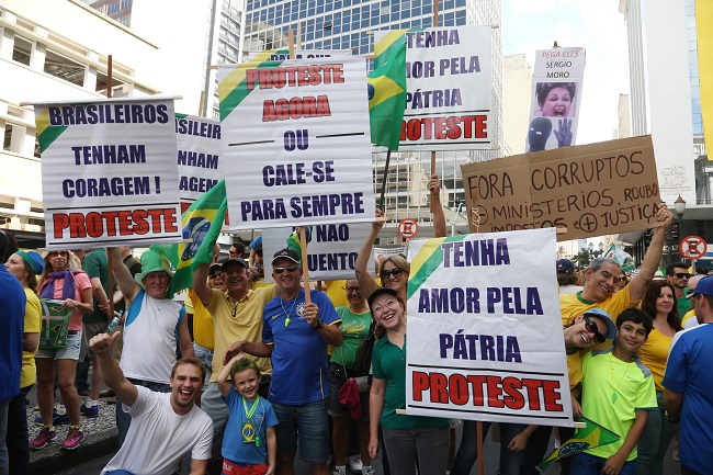 Cerca de 40 mil saem às ruas contra Dilma em Curitiba