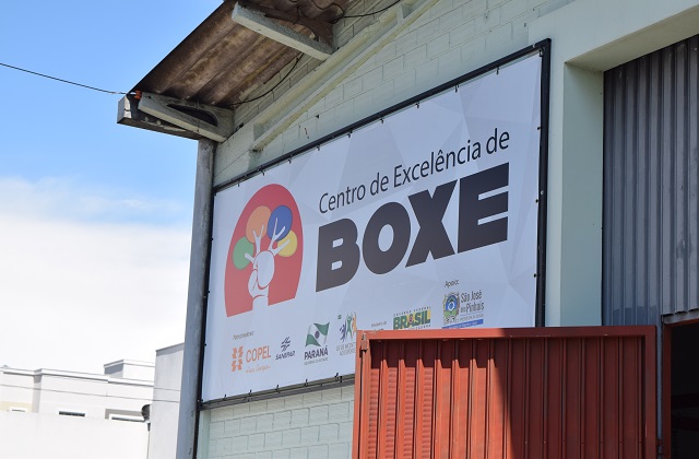 Dupla campeã cria centro para ensinar boxe a crianças