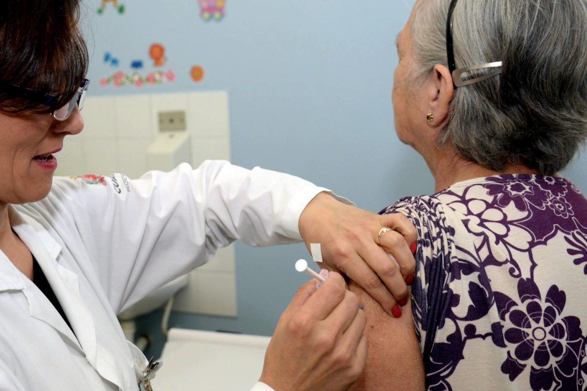 Curitiba realiza segunda etapa de vacinação contra gripe para idosos