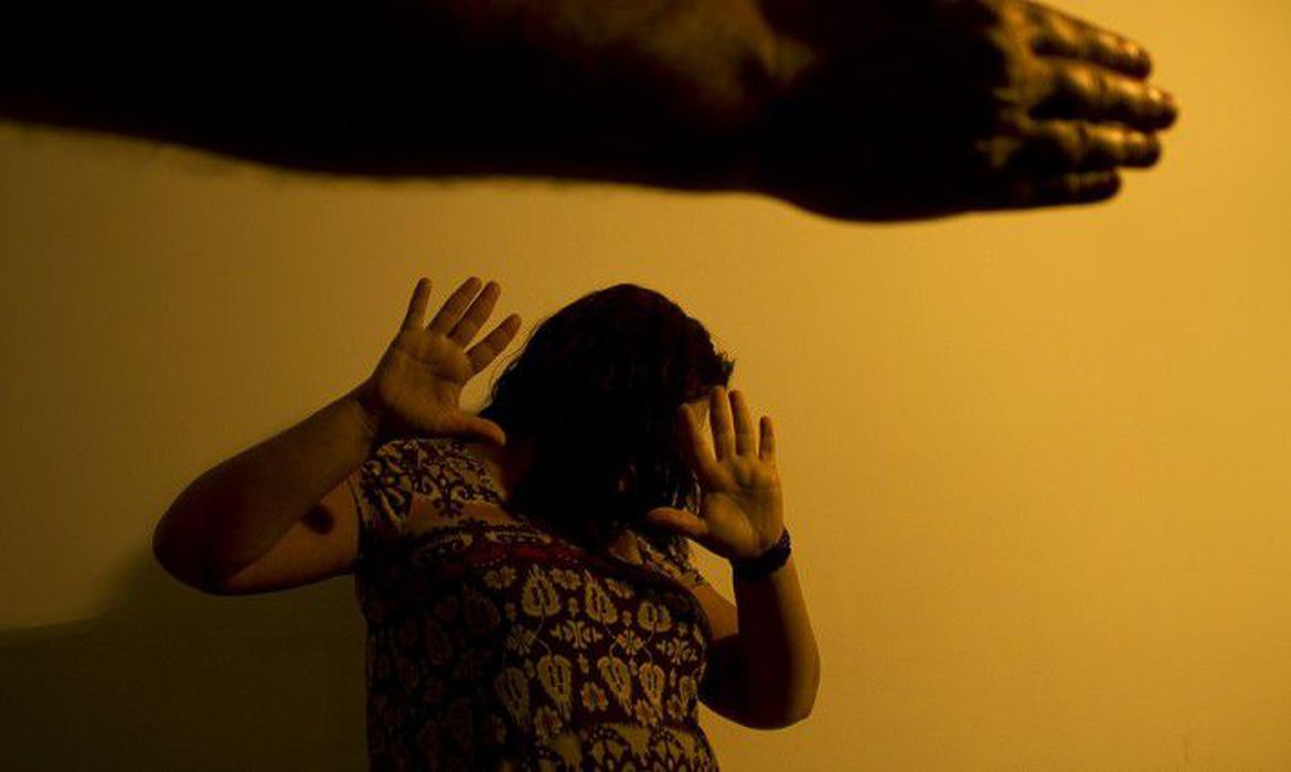 Feminicídios crescem na quarentena e motivam campanha contra violência doméstica em Curitiba
