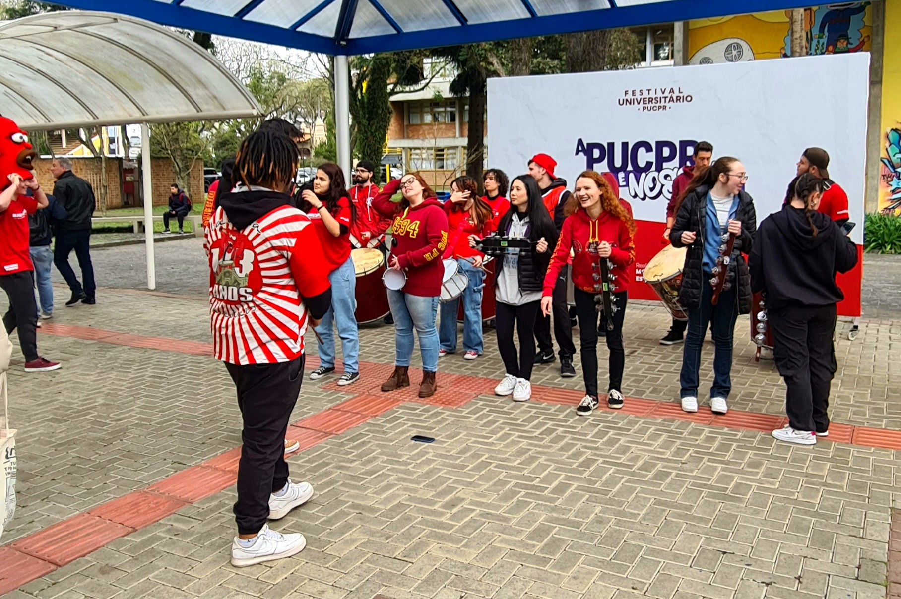 Baterias e equipes de cheerleading animam Festival Universitário na PUCPR