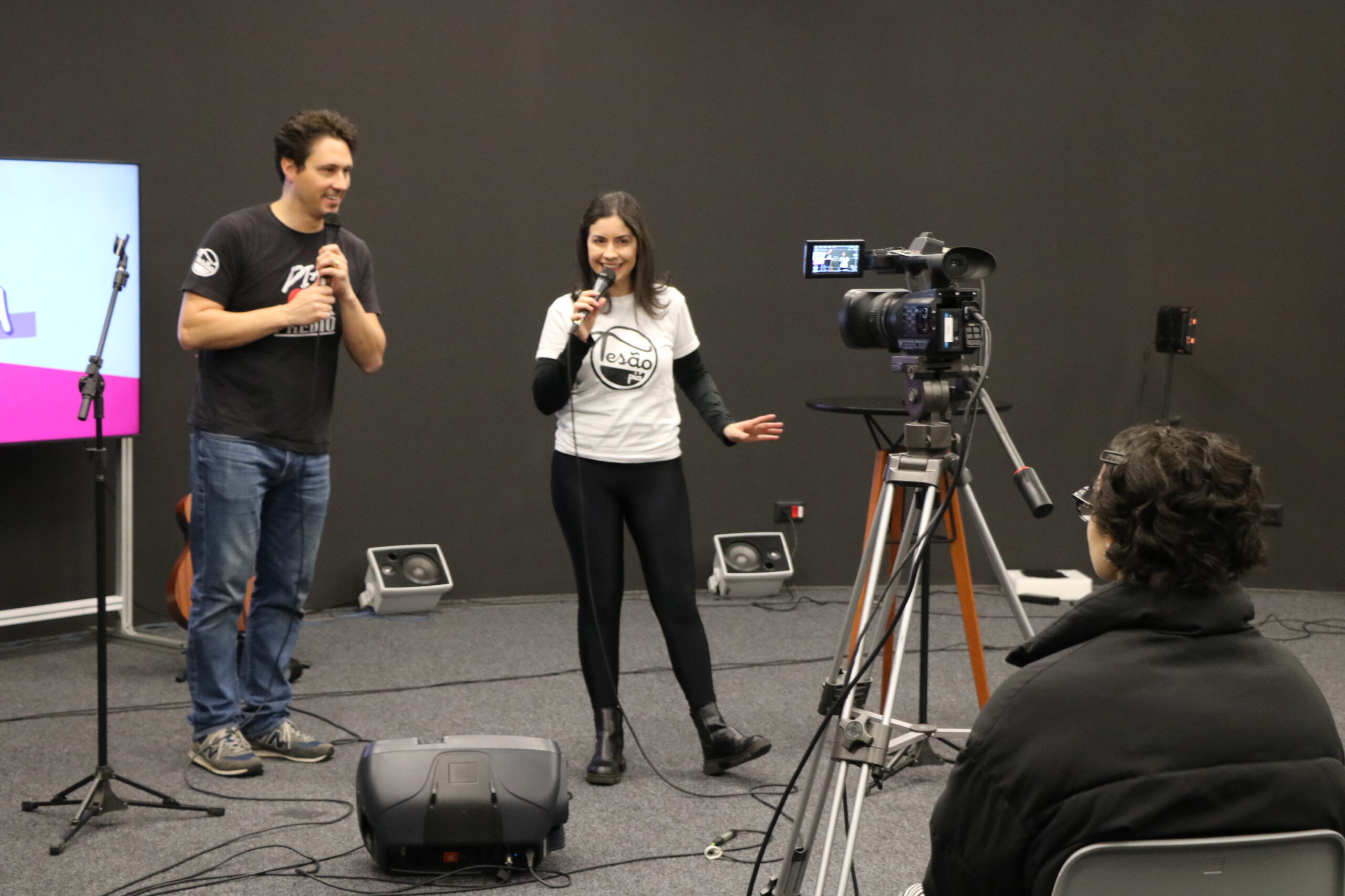 “Stand-up é para tirar sarro de si mesmo, não da outra pessoa”, diz Tesão Piá na abertura do Festival Universitário da PUCPR