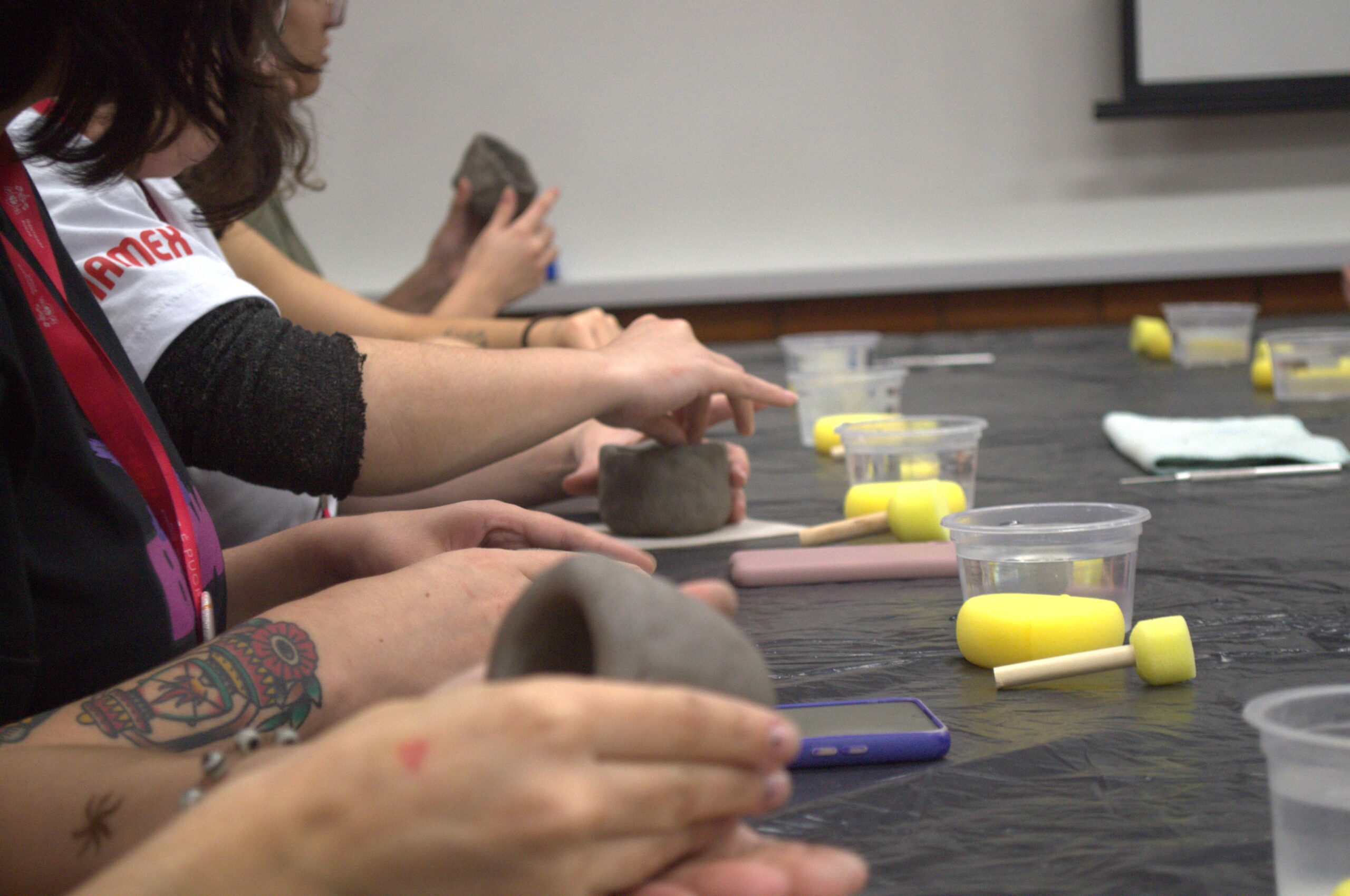 Oficina de cerâmica atrai estudantes com “potinhos de afeto” no Festival Universitário