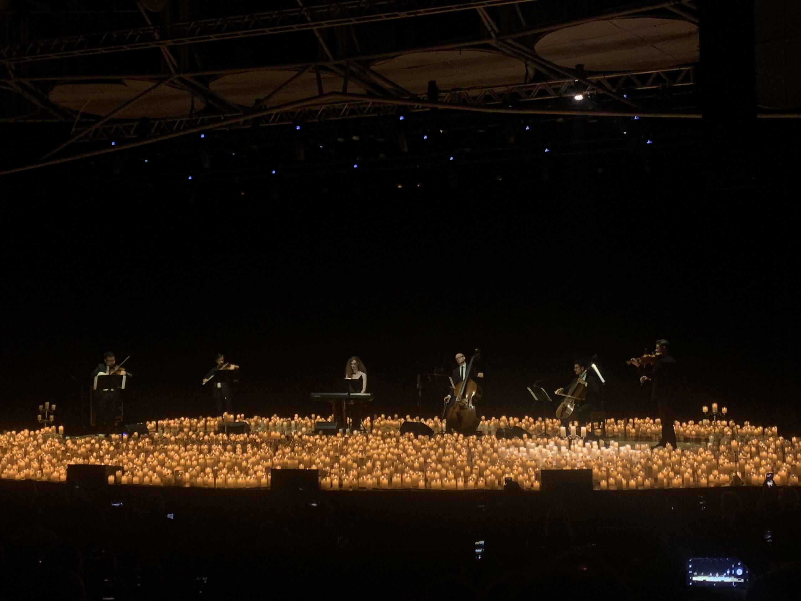 Orquestra à luz de velas “Candlelights” se apresenta em Curitiba