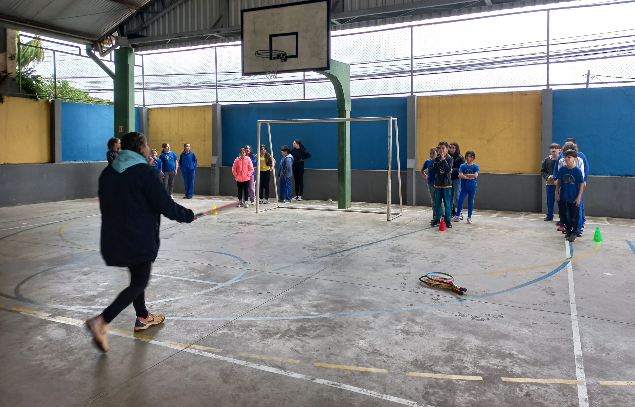Projeto social ensina tênis a crianças de escolas públicas em Curitiba