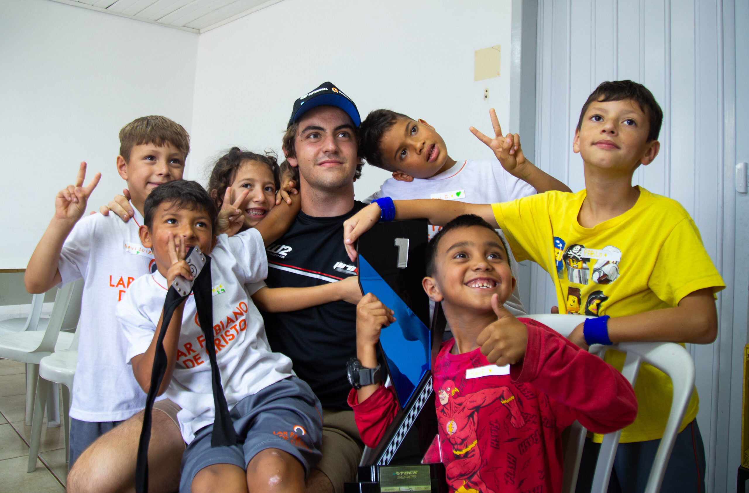 Ação voluntária estudantil leva piloto curitibano e atividades lúdicas a instituição que atende crianças