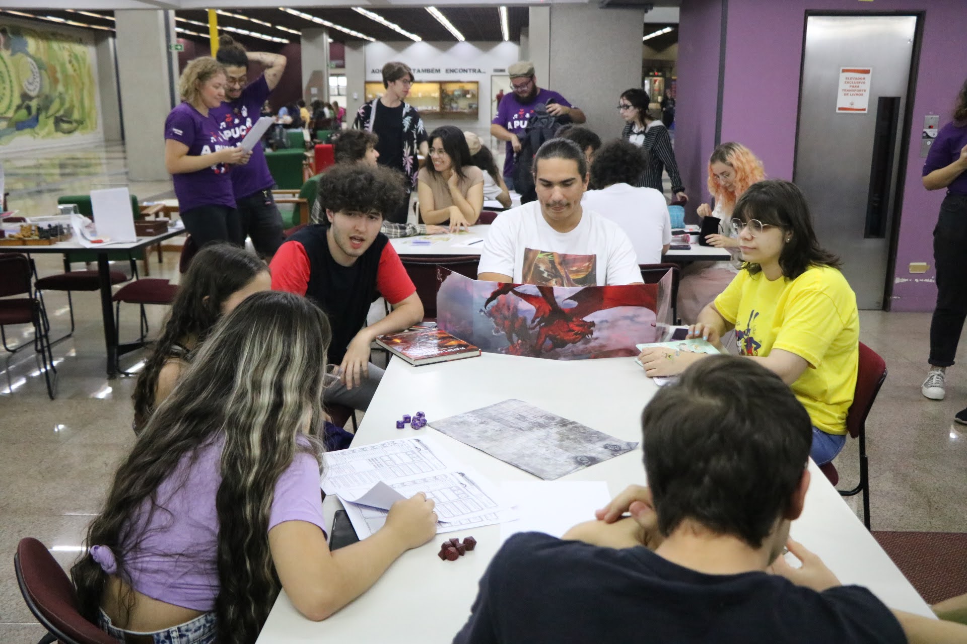 Oficina de RPG promove interação e criatividade entre estudantes no Festival Universitário