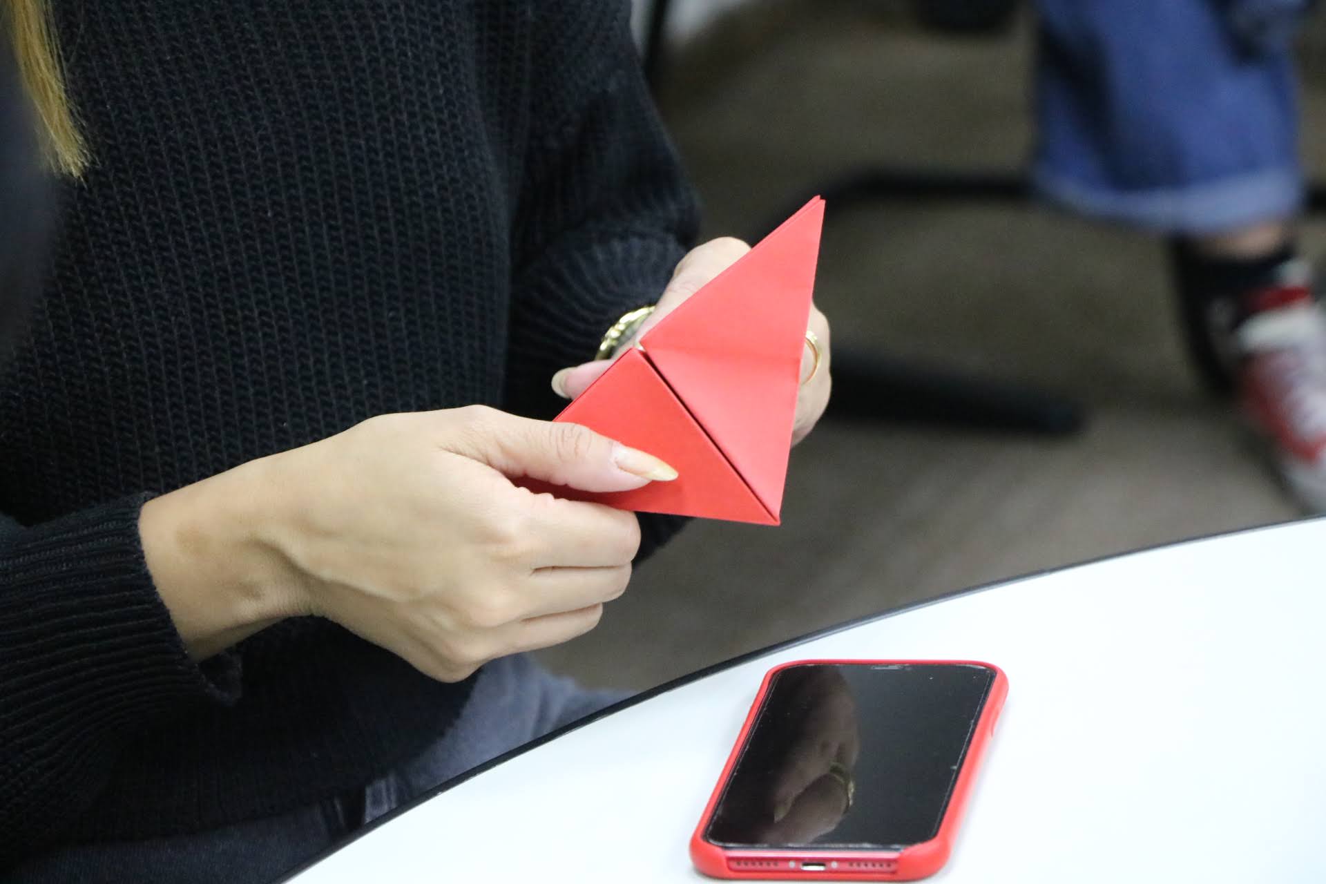 Oficina de origami apresenta arte tradicional japonesa a estudantes da PUCPR