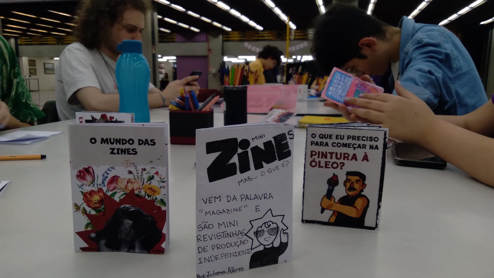 Oficina de Fanzine desperta criatividade de estudantes no Festival Universitário