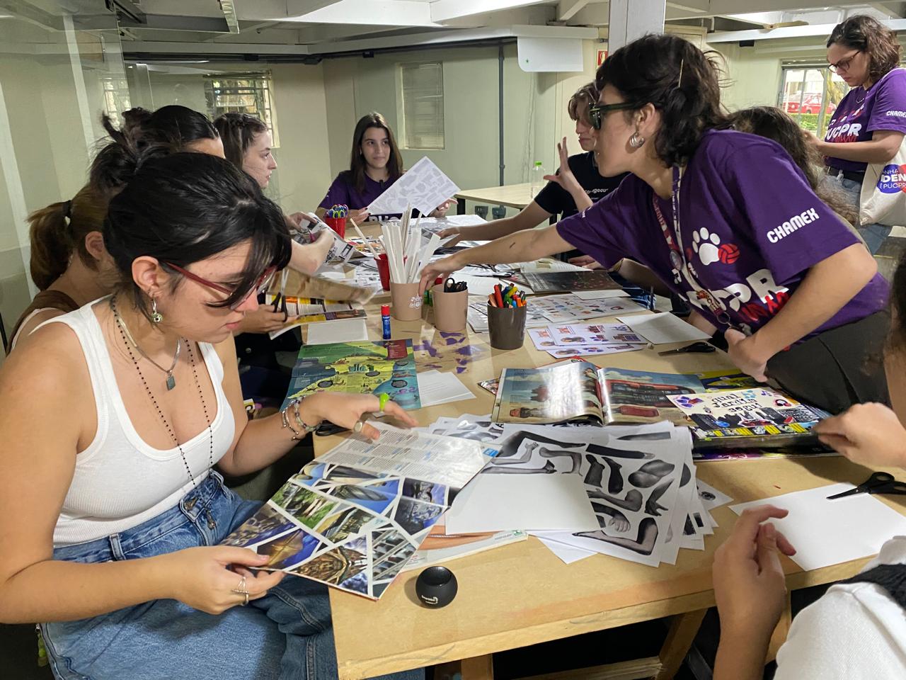 Oficina ensina estudantes a criar cartões postais durante o Festival Universitário da PUCPR
