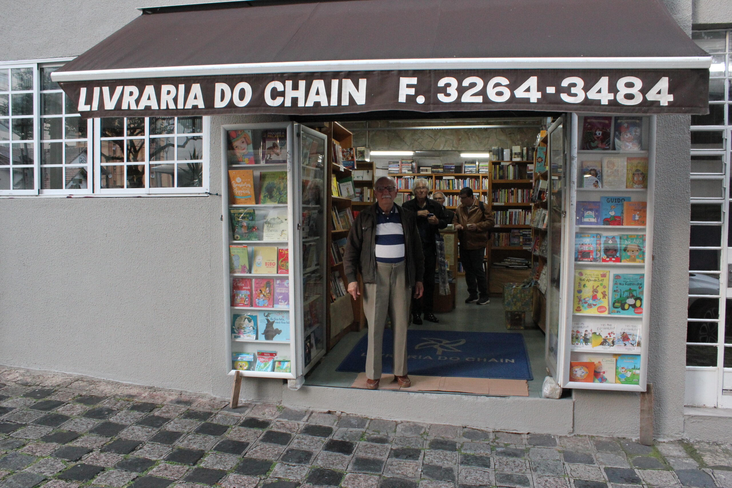 Ensaio fotográfico: Aramis Chain, um dos últimos livreiros curitibanos