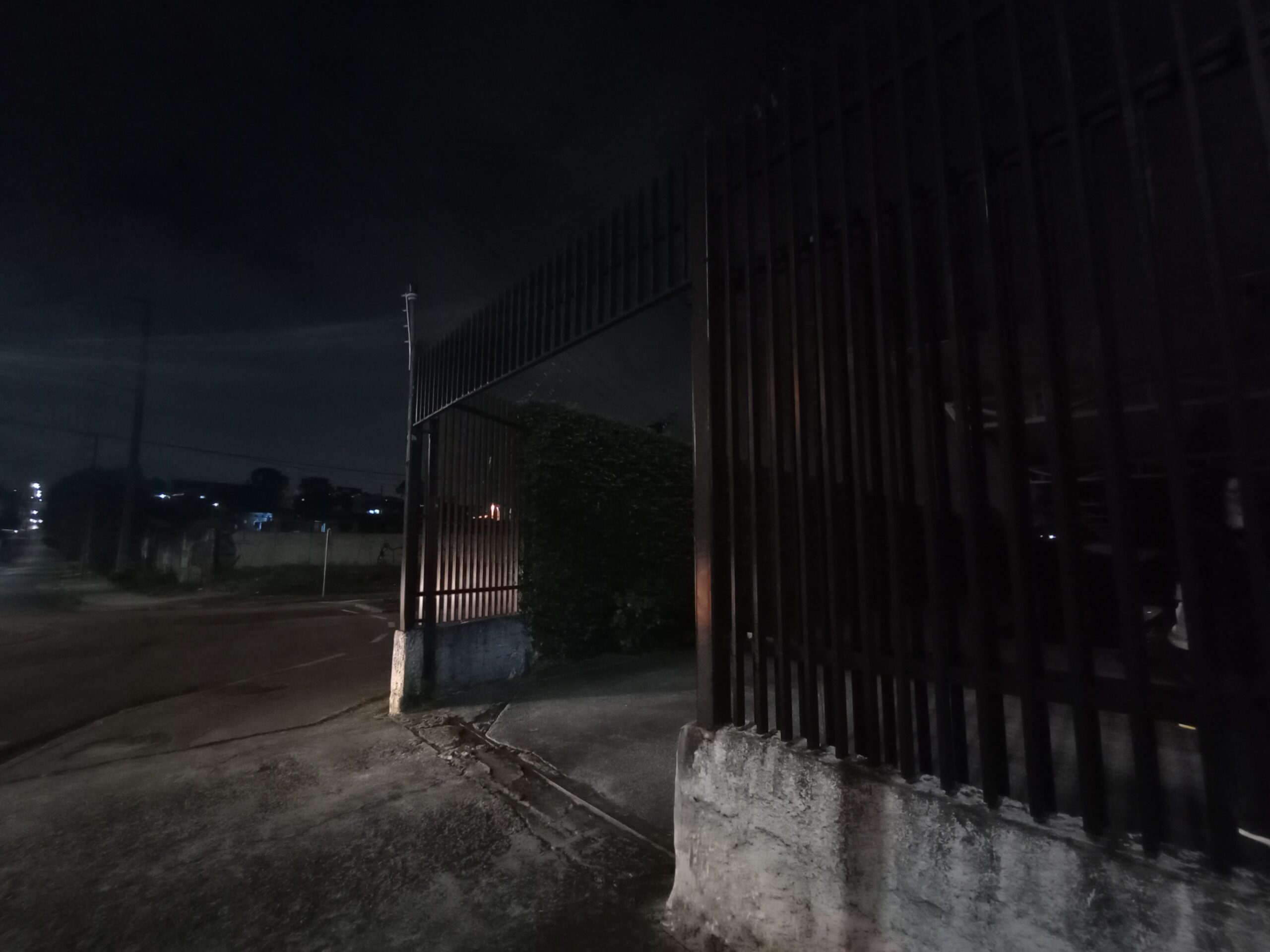 Criminosos invadem condomínio em tentativa de roubo no bairro Parolin