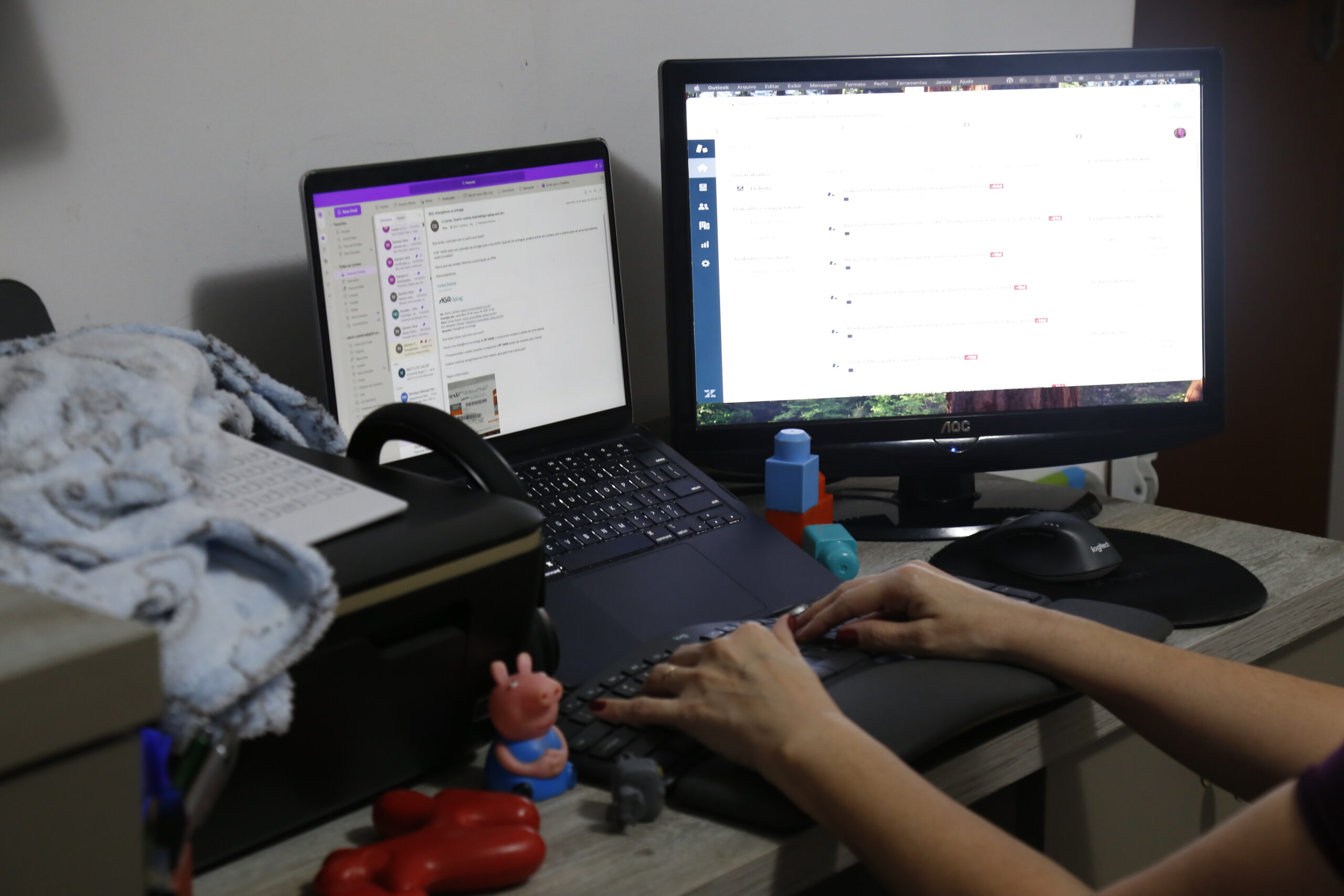 Mães que trabalham de home office enfrentam jornada tripla