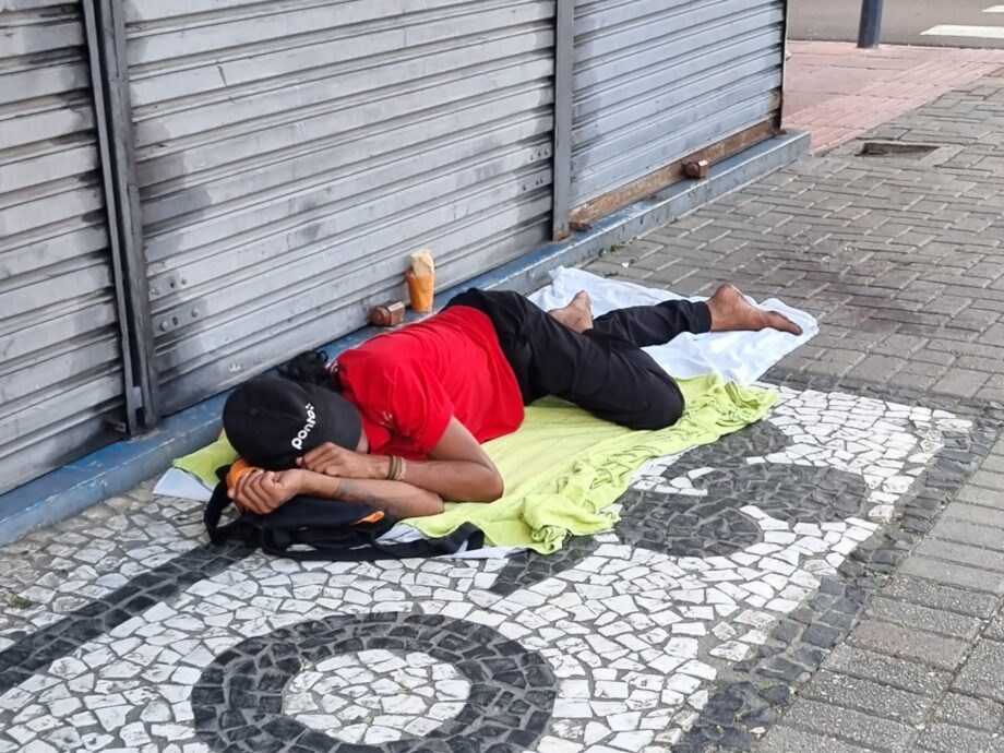 Moradores em situação de rua reagem a projeto de lei contra a construção de abrigos provisórios em Curitiba