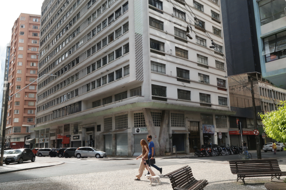Preço de imóveis dificulta independência financeira de jovens em Curitiba