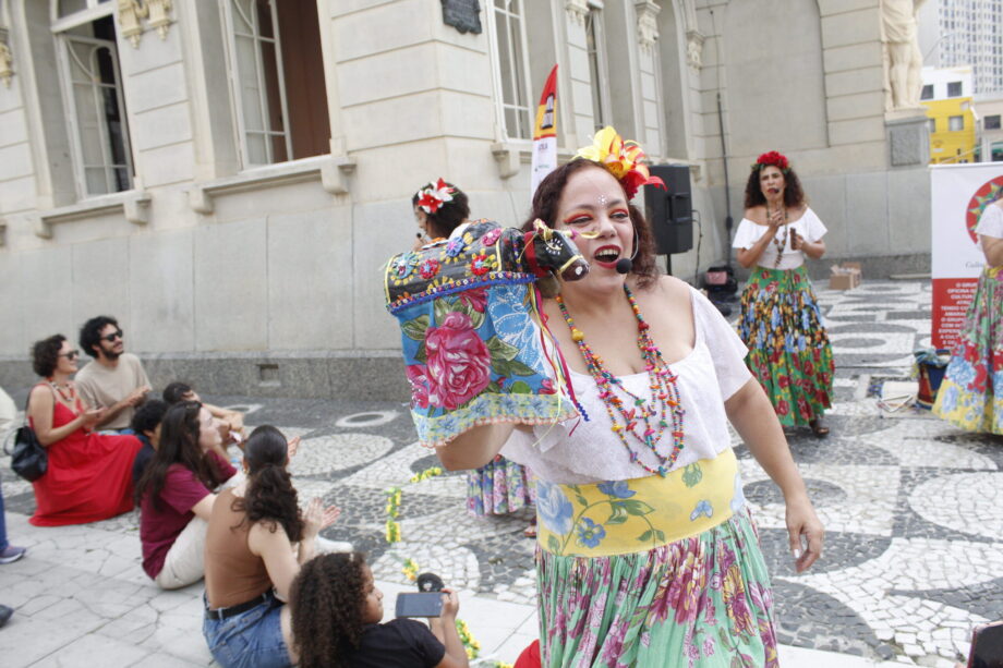 Calçadão da Rua XV é palco a céu aberto para artistas de rua levarem arte e cultura para a população