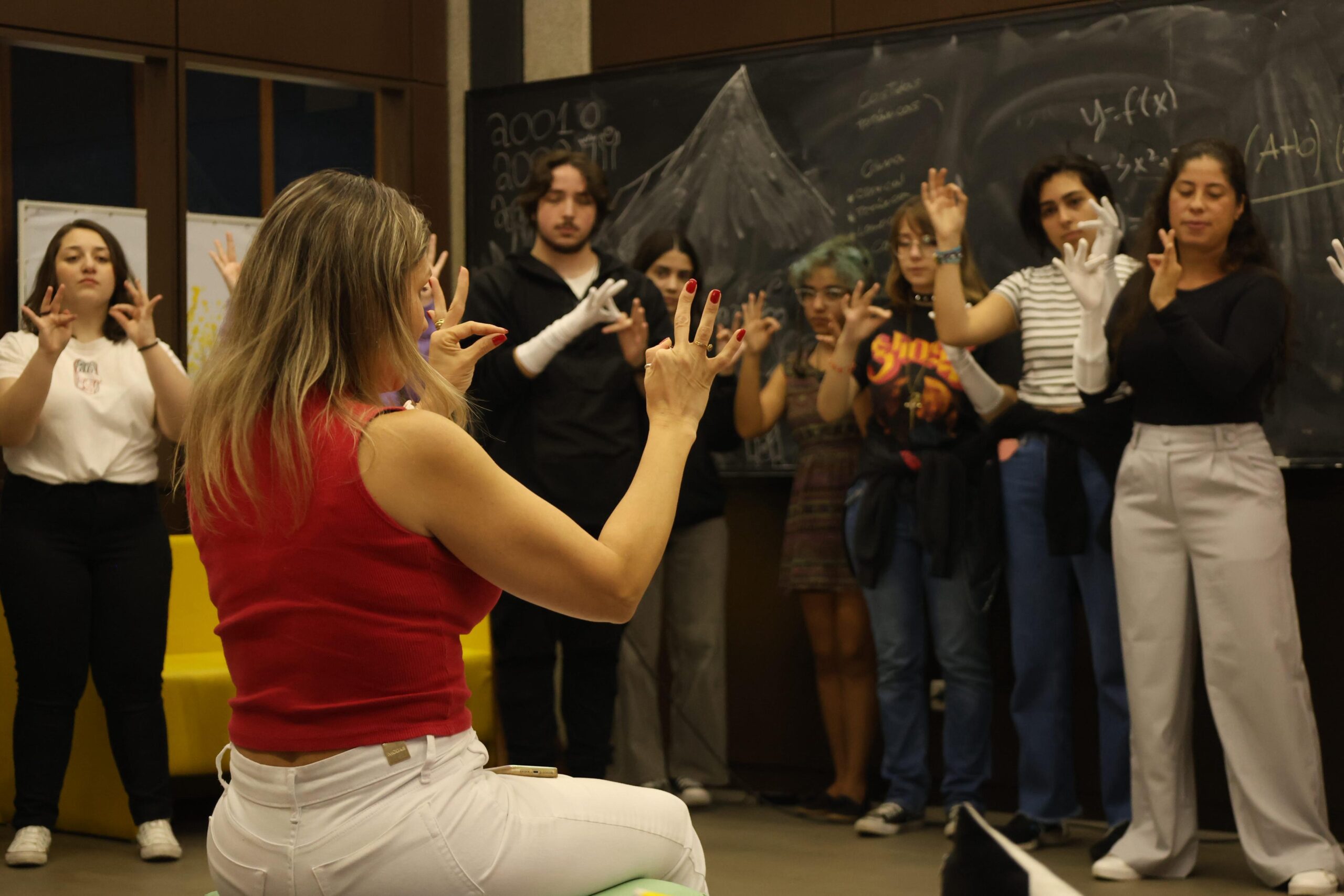 Projeto de lei pode acrescentar libras na grade curricular das escolas municipais de Curitiba