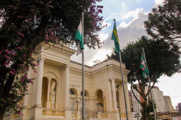 Projeto de lei quer proibir símbolos ideológicos em prédios públicos de Curitiba