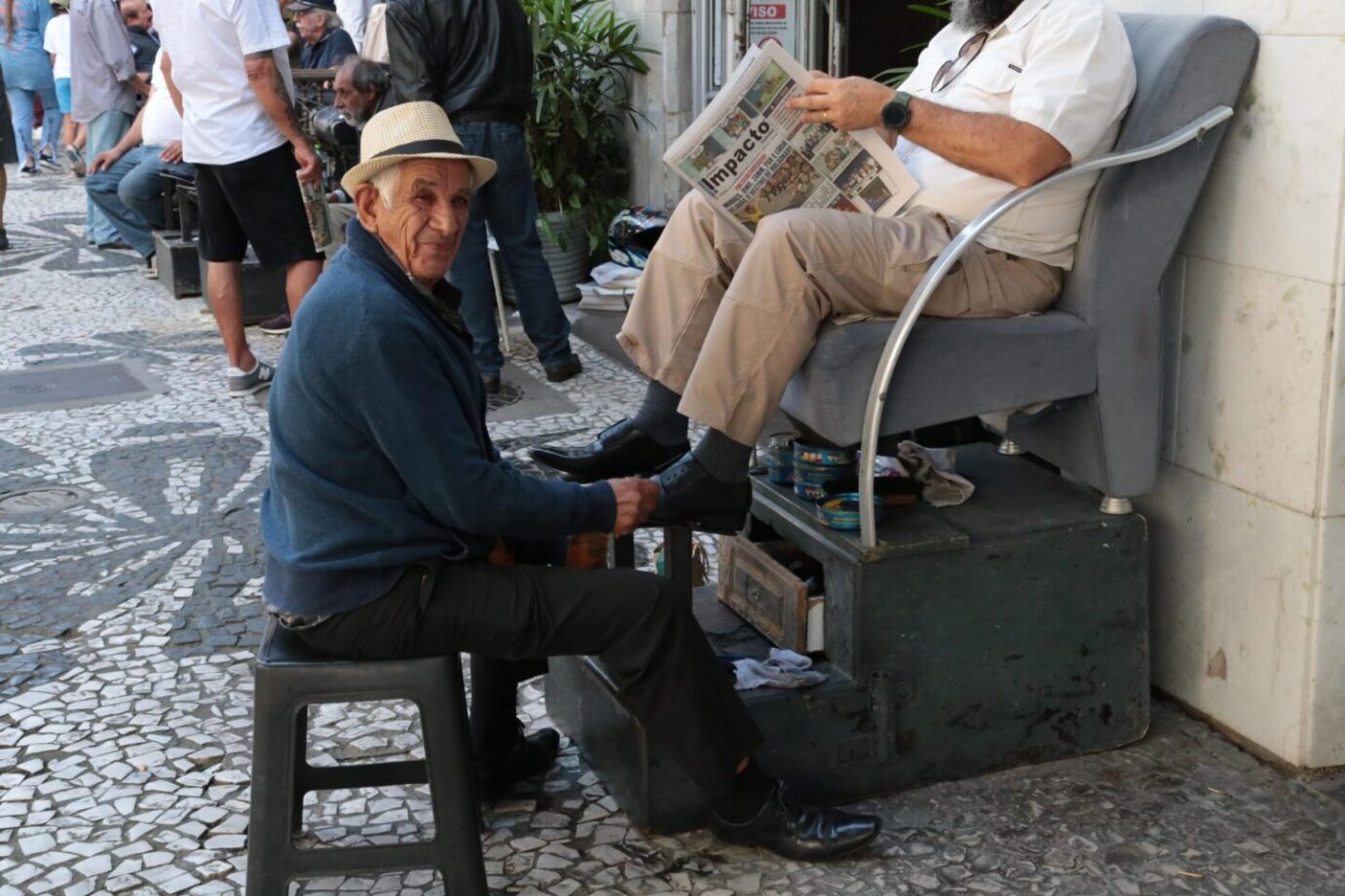 Idosos que prestam expediente diário fazem parte do cenário de Curitiba