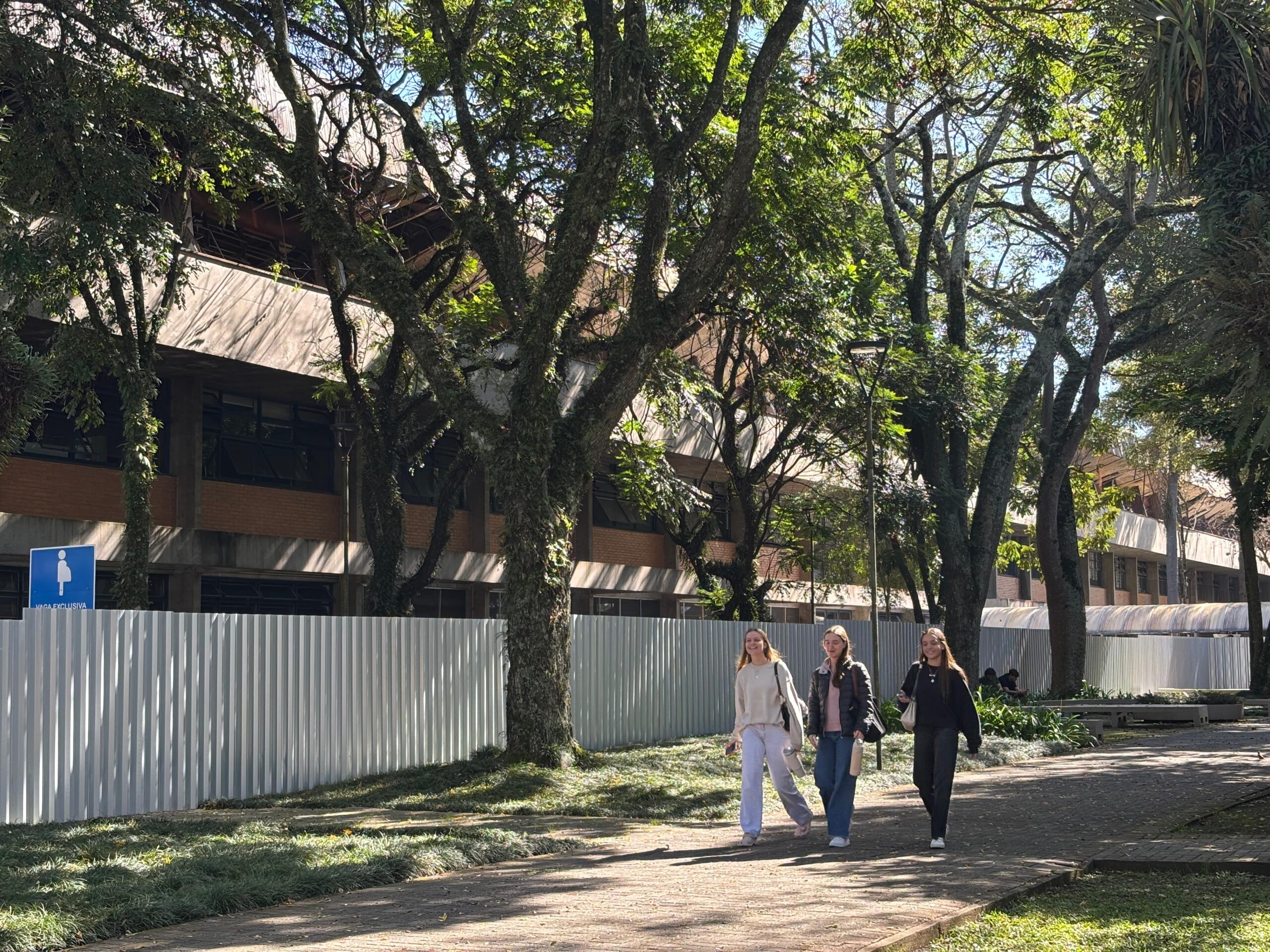 PUCPR realoca 174 turmas do Bloco Azul após incêndio