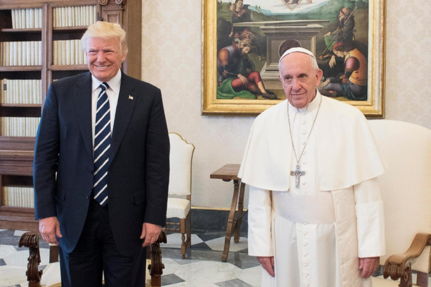 O Papa Francisco realmente bateu na mão de Donald Trump?